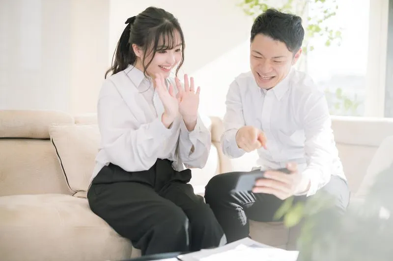 ビデオ通話で打ち合わせをしている